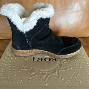 Womens Taos future mid black suede size 7